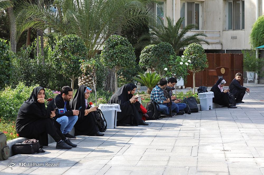 خبرنگاران در انتظار رسیدن وزرا در حیاط دولت