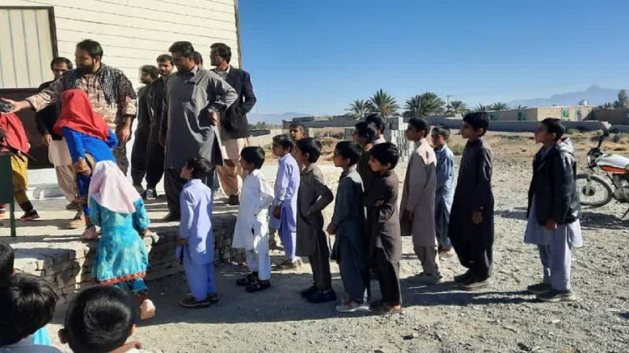 توزیع ۱۲۰۰ بسته معیشتی و لوازم‌التحریر در مهرستان