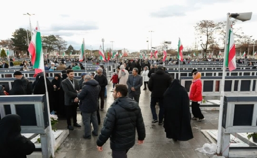 بقاع متبرکه و گلزار شهدای قزوین میزبان مردم در لحظه تحویل سال+ تصاویر