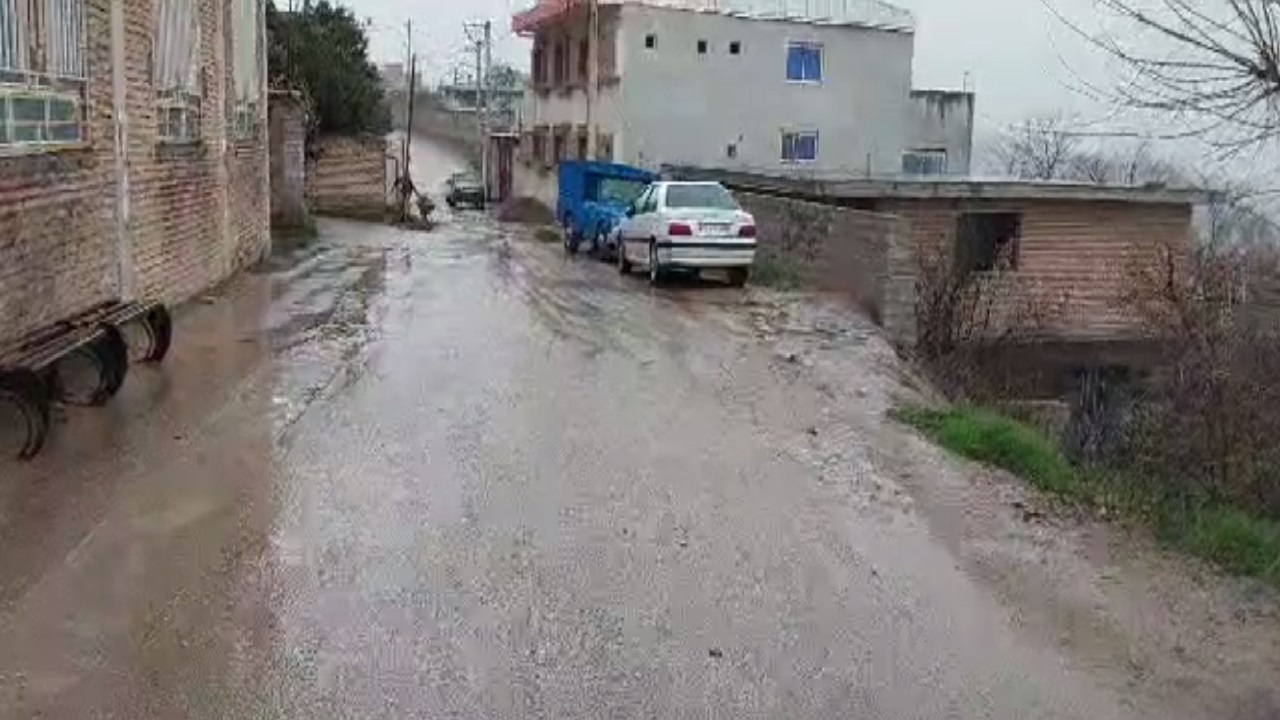 مشکل دفع آب هنگام بارندگی در برخی از معابر مینودشت + فیلم