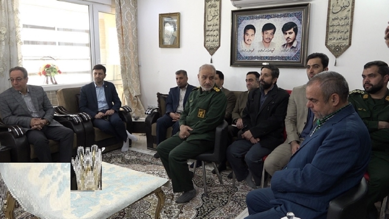 دید و بازدید نوروزی جمعی از مدیران قمی با خانواده‌های شهدا