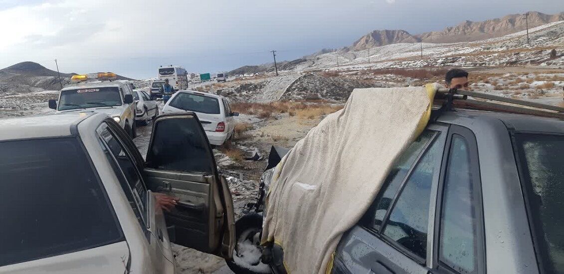 بارش تگرگ باعث تصادف زنجیره ای در جاده گناباد - قائن شد/ ۱۲ نفر مصدوم شدند