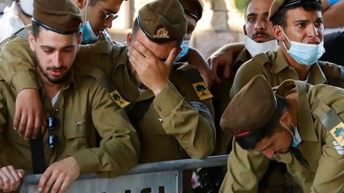 خداحافظی جانسوز کودک فلسطینی با برادر شهیدش + فیلم