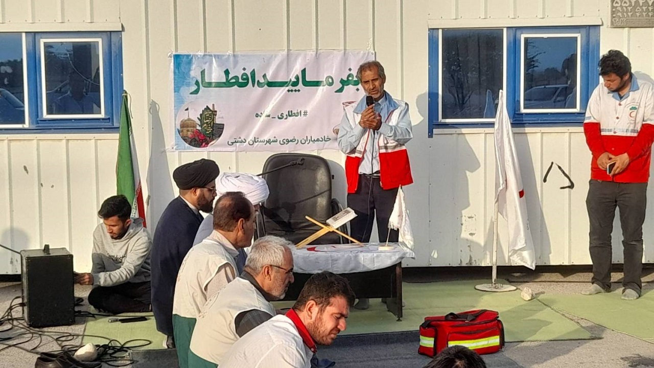 پویش هلال رحمت با برپایی ایستگاه قرآن و افطاری ساده در شهرستان دشتی + تصاویر