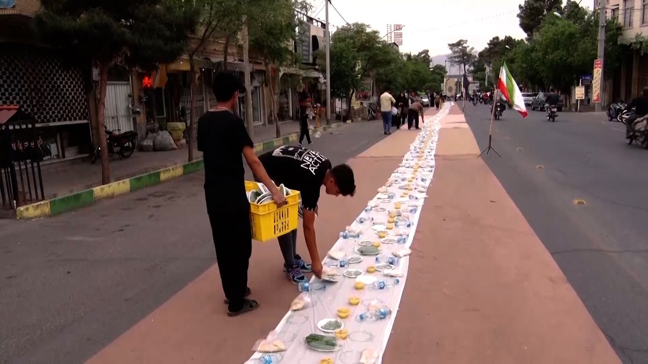سفره  ۷۰۰ متری افطاری خیابانی درکاشان+ فیلم