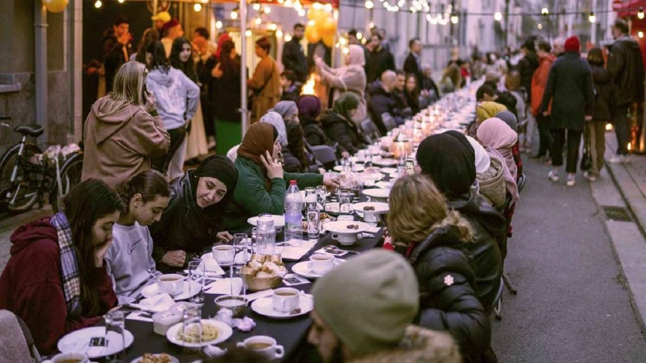 سفره افطار ۲ کیلومتری در بلژیک + فیلم