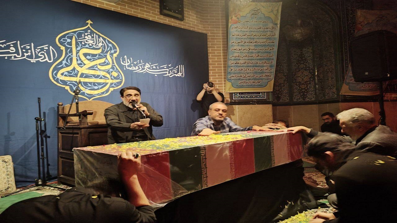 وداع اهالی خیابان دماوند با شهید گمنام در شب بیست و سوم ماه رمضان + تصاویر