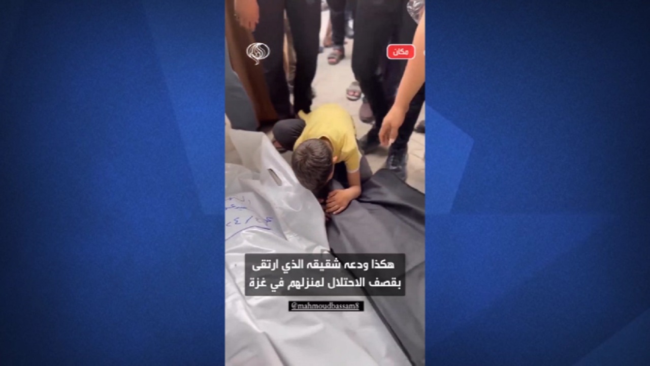 خداحافظی جانسوز کودک فلسطینی با برادر شهیدش + فیلم