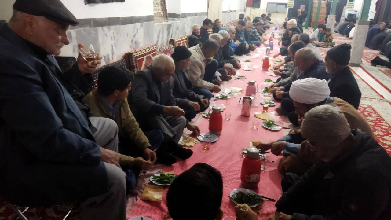 پهن شدن سفره افطار در شب های ماه مبارک رمضان