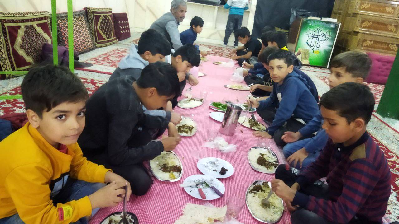 پهن شدن سفره افطار در روستای ده محمد