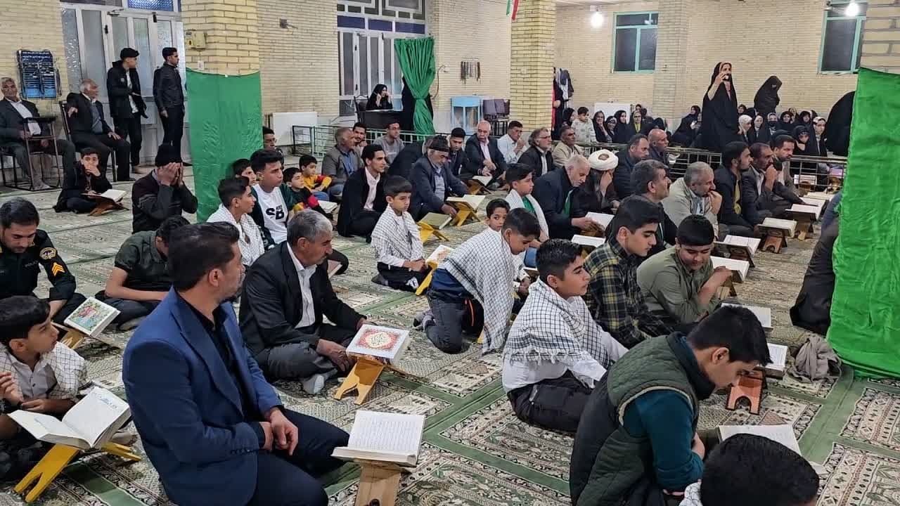 برگزاری شبی با قرآن در دولت آباد بافق + عکس