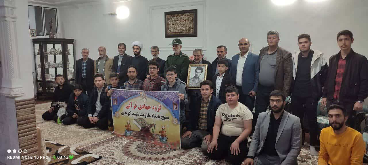 حضور بسیجیان در منزل شهدا