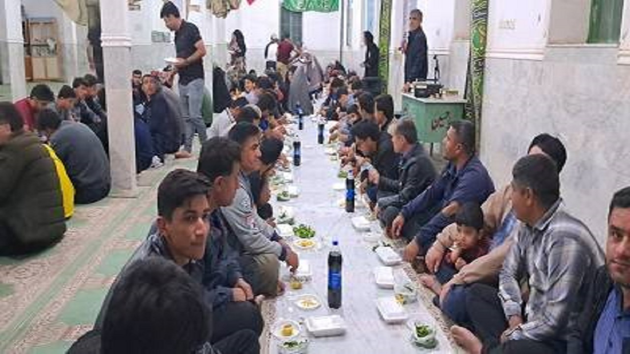 پخت و توزیع ۷۰۰ وعده غذای نذری در منطقه لوداب