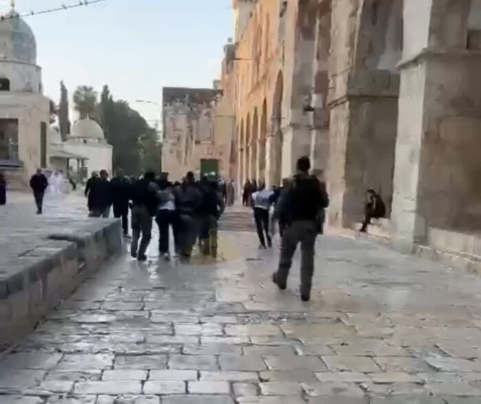 حمله نظامیان رژیم صهیونیستی به نمازگزاران فلسطینی در مسجد الاقصی حمله نظامیان رژیم صهیونیستی به نمازگزاران فلسطینی در مسجد الاقصی