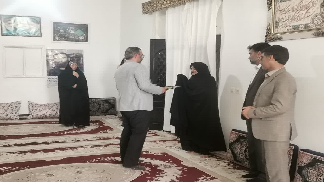دیدار مدیرکل بنیاد شهید و امورایثارگران  استان  با خانواده شهید سارانی