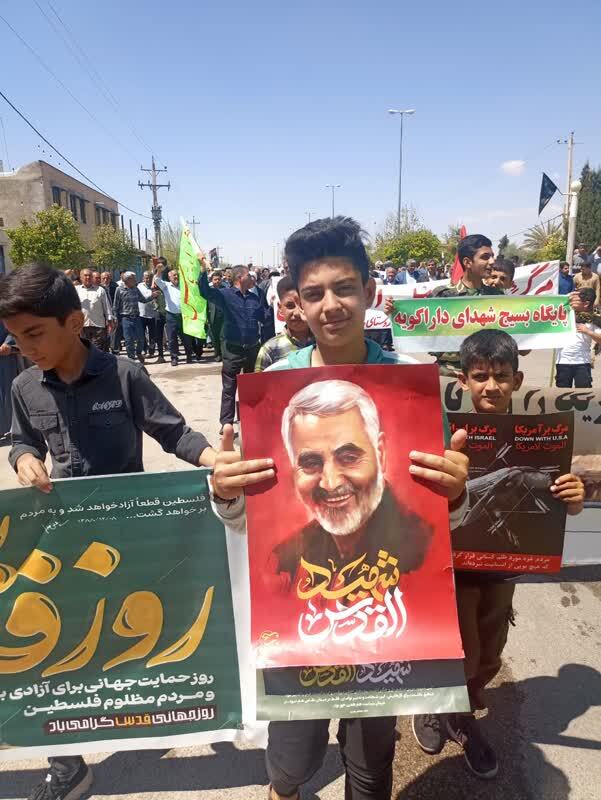تصویر حاج قاسم در دستان دانش آموز