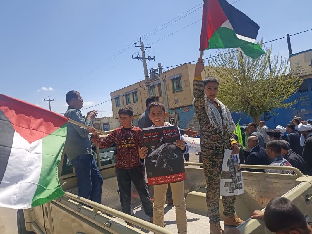 حضور دانش آموزان در راهپیمایی