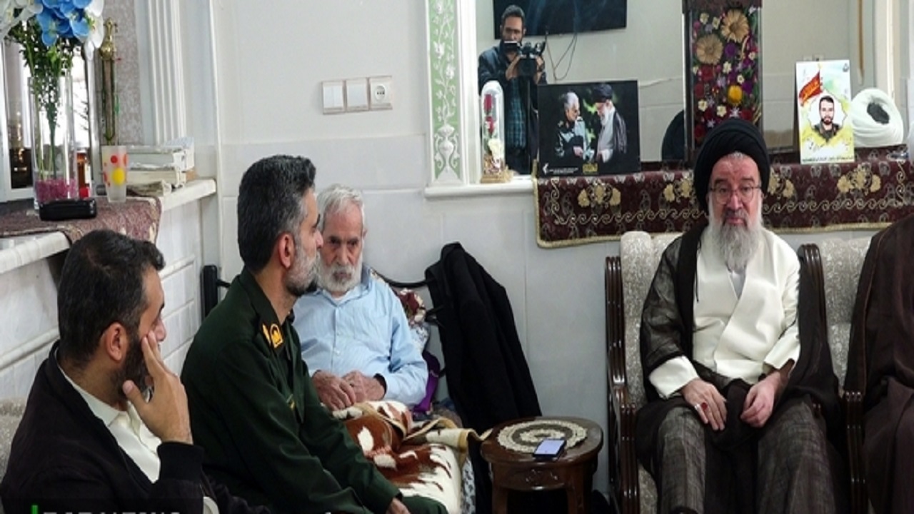 دیدار آیت الله خاتمی با خانواده سه شهید مدافع حرم در قم