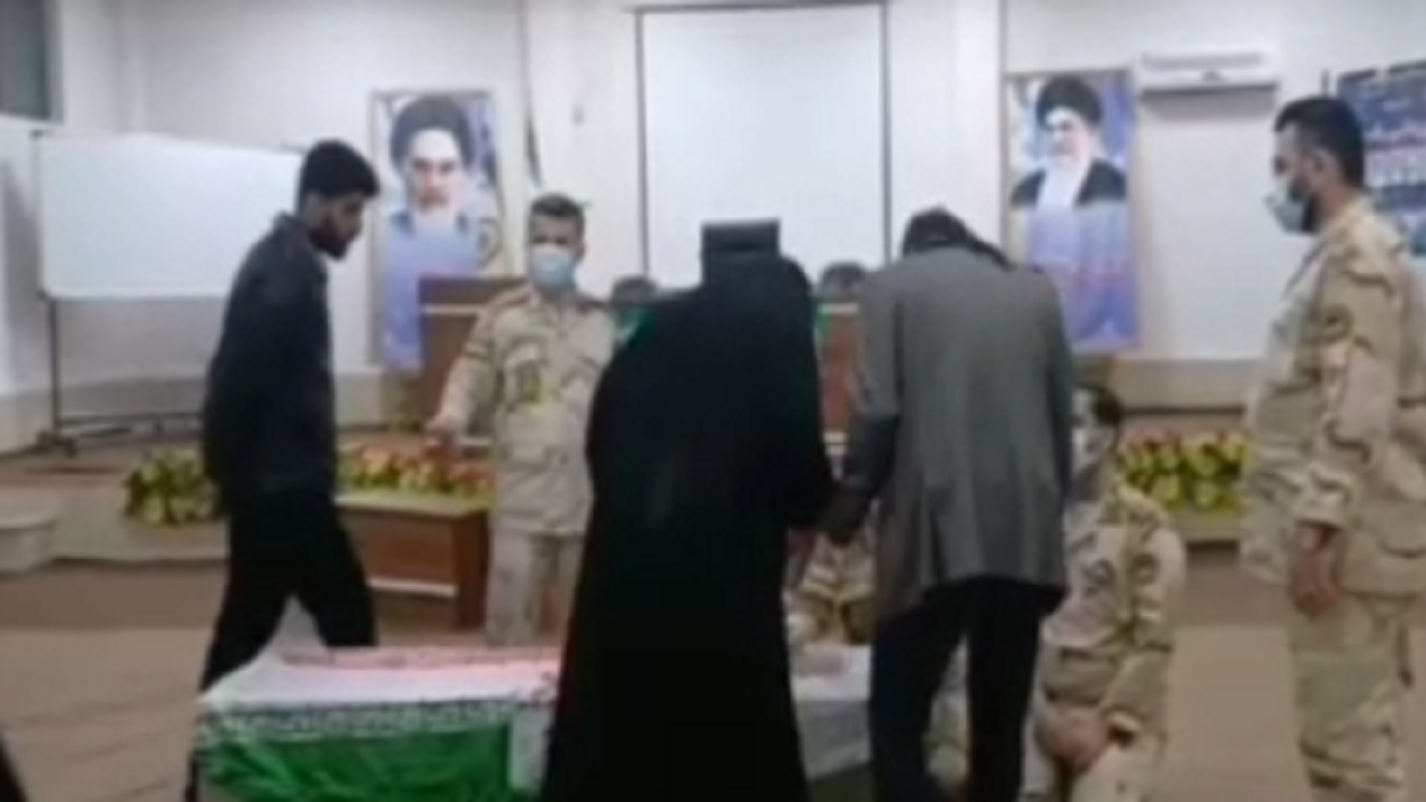 وداع خانواده شهید جواد جهان بیکی با پیکر شهید