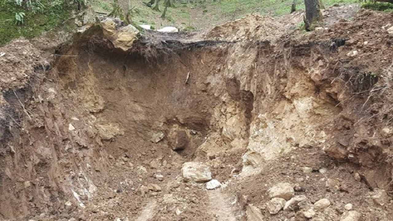 حفاری منابع طبیعی و تخریب آثار باستانی دغدغه اهالی روستای گلستان شد + فیلم