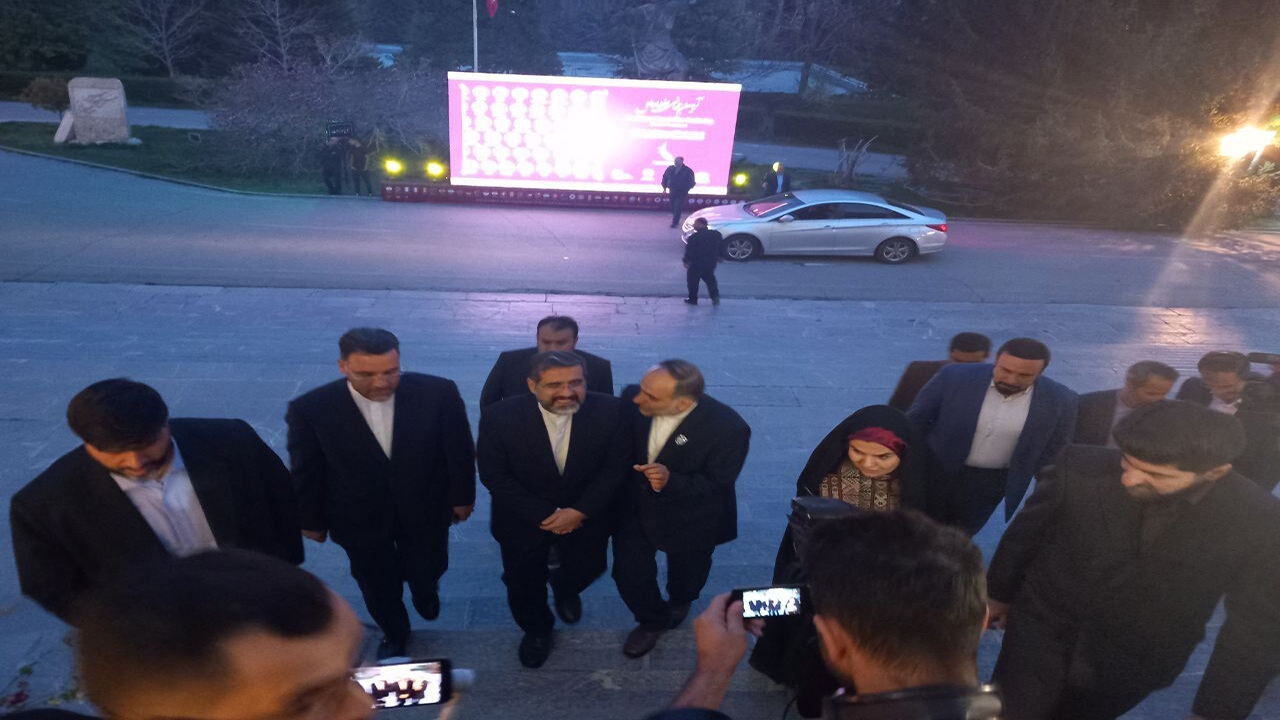 نگاه دولت در تعاملات فرهنگی با دنیا، استفاده از ارزش‌های سنتی، اصیل و بومی است