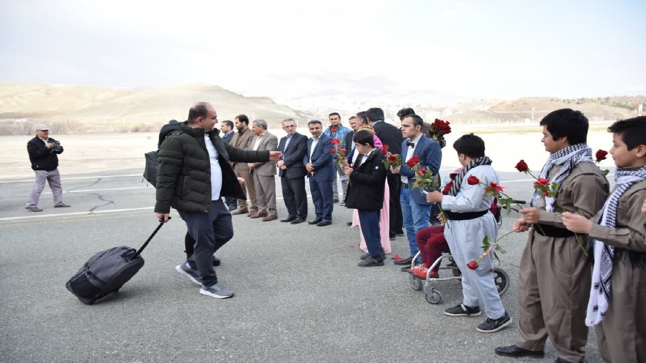 استقبال کودکان مبتلا به سندروم داون از مسافران نوروزی در فرودگاه سنندج + تصاویر