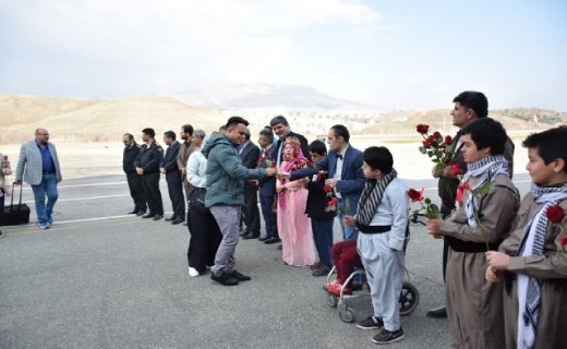 استقبال کودکان مبتلا به سندروم داون از مسافران نوروزی در فرودگاه سنندج + تصاویر
