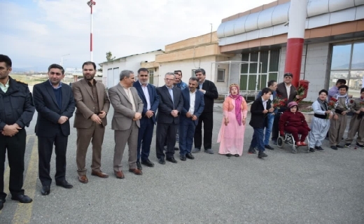 استقبال کودکان مبتلا به سندروم داون از مسافران نوروزی در فرودگاه سنندج + تصاویر