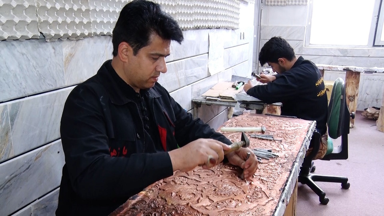 هنرمند خمینی شهری در حرم امام حسین (ع) را می‌سازد