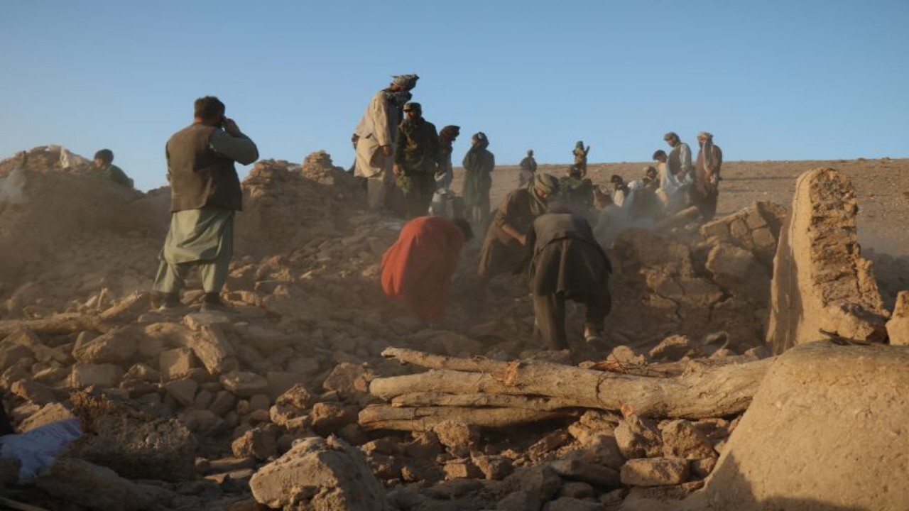 بیش از ۲۴ هزار خانواده زلزله‌زده هراتی هنوز در پناهگاه‌ زندگی می‌کنند