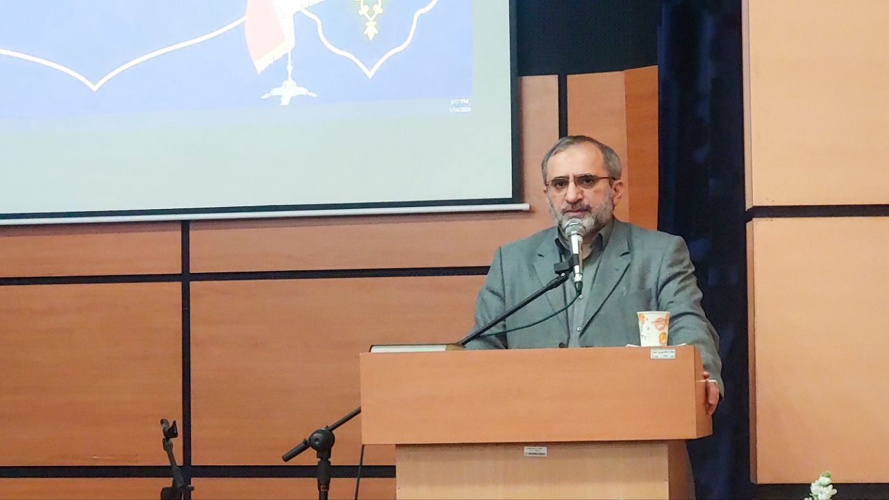 هنرمندان به توسعه فرهنگی استان کمک کنند