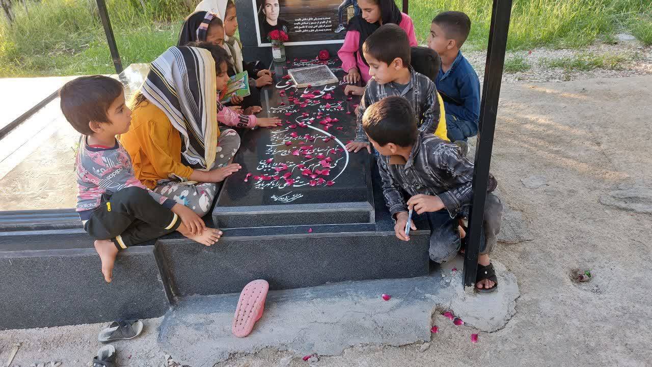 کودکان بر سر مزار شهدا