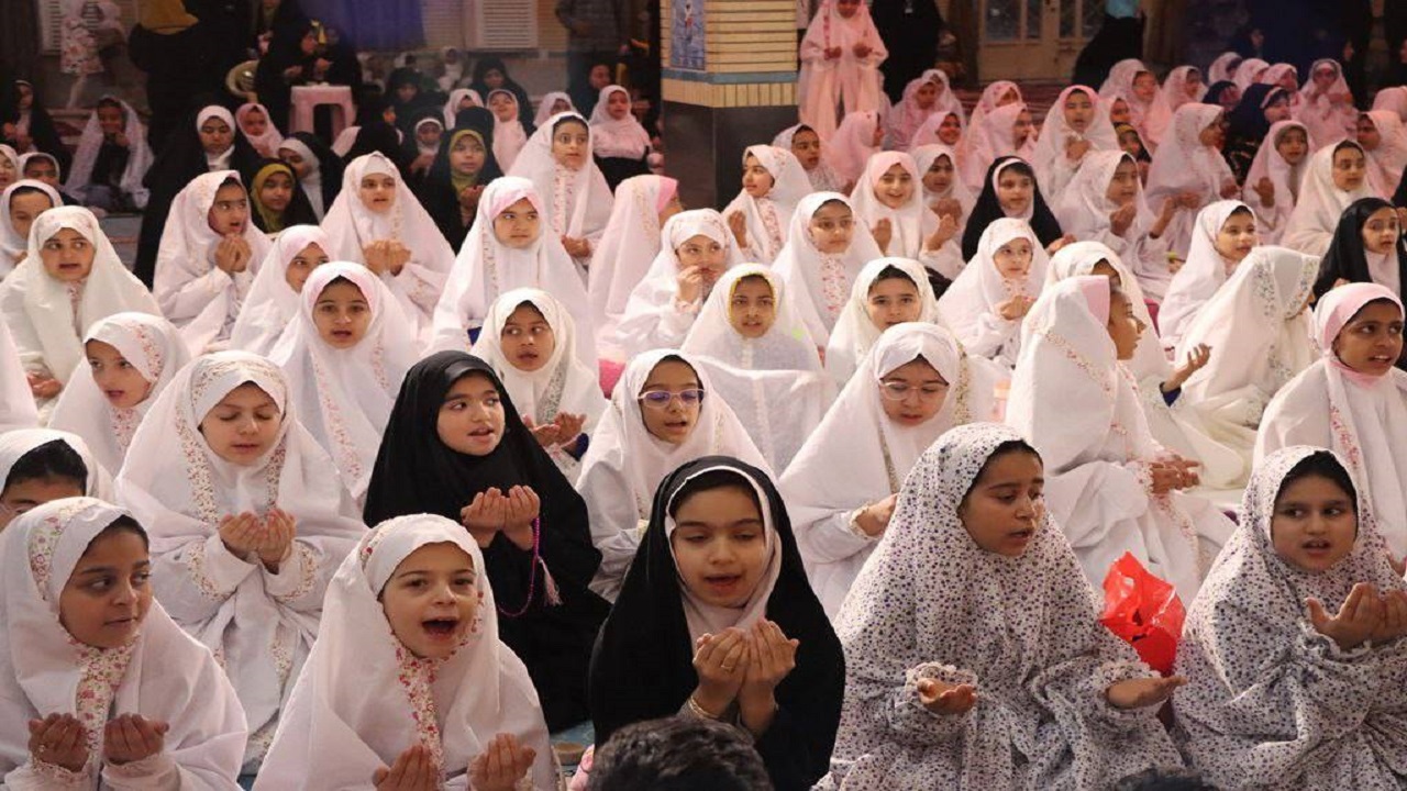 همایش روزه اولی‌ها با حضور دختران لارستان در گلزار شهدا برگزار شد + تصاویر