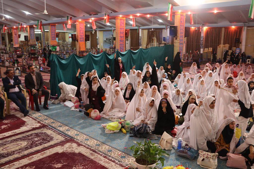 جشن بندگی دانش آموزان دختر