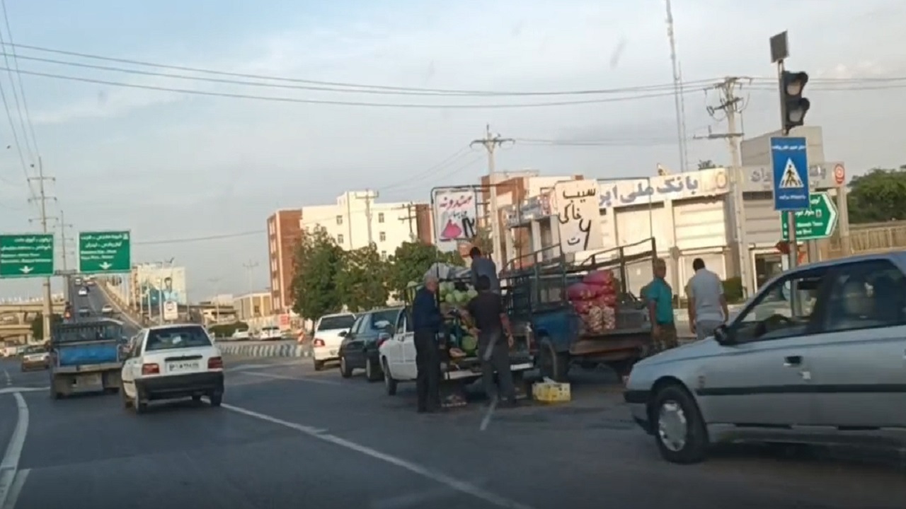 سد معبر میوه فروش‌ها و معضل ترافیک در میدان چهارشیر اهواز + فیلم