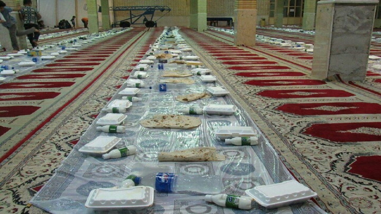 برپایی سفره ساده افطاری در شهرکرد