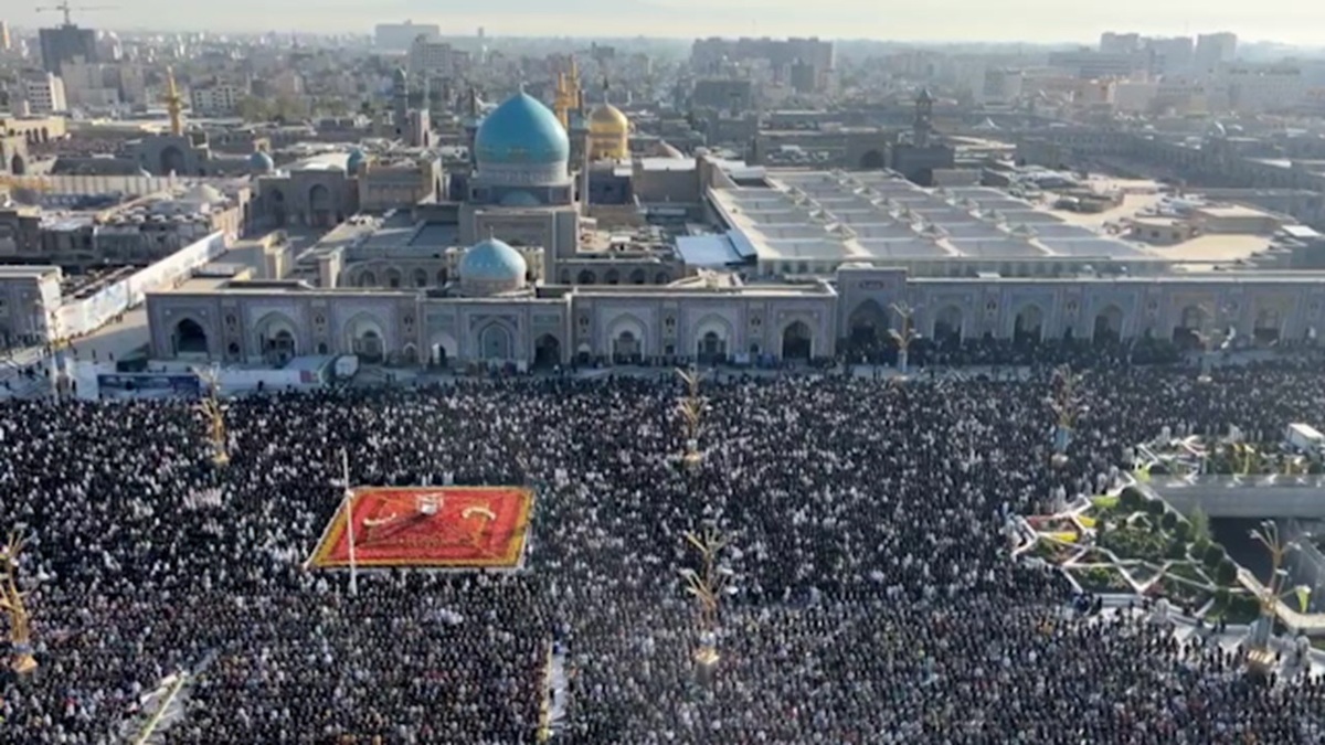 صفوف نماز عید فطر در مسجد جمکران + فیلم