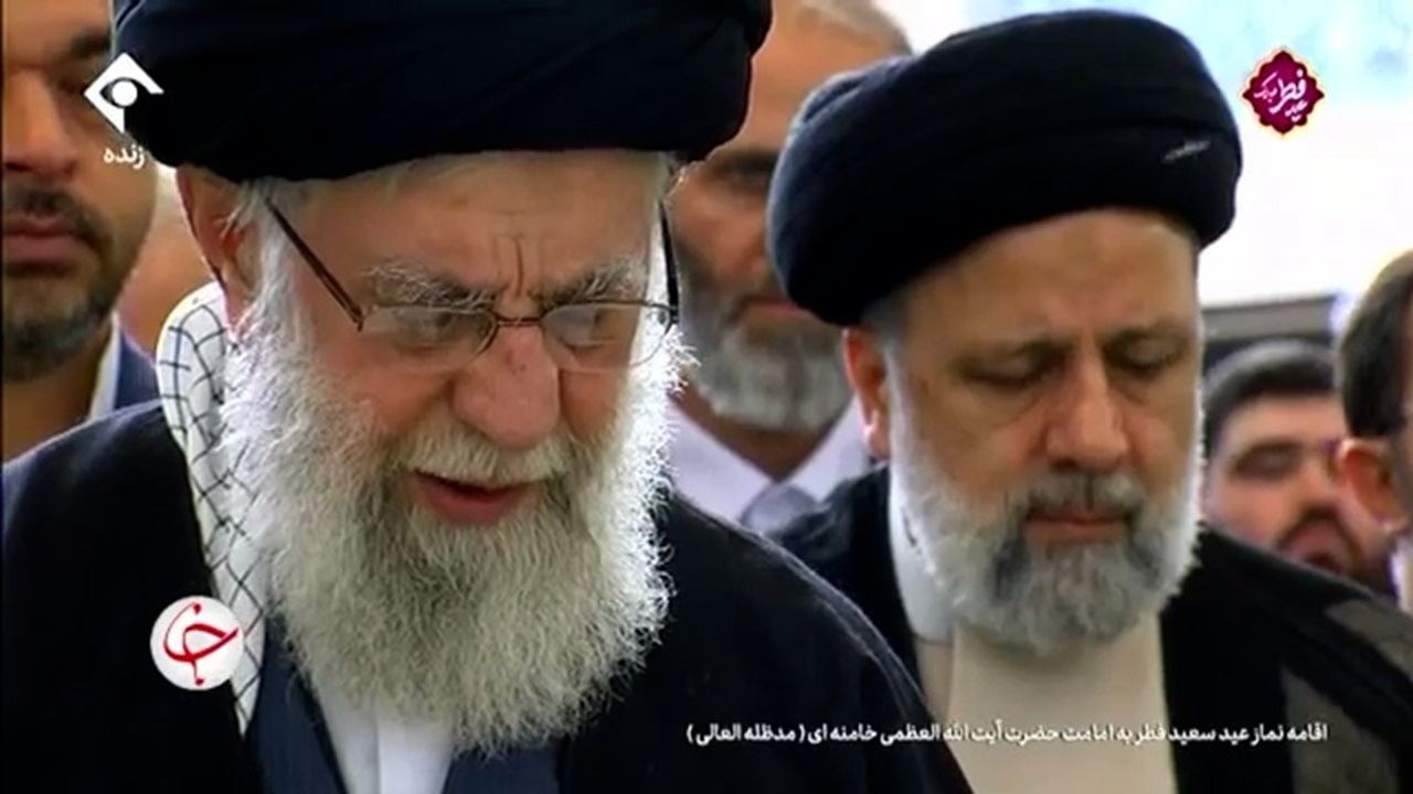 لحظاتی از اقامه نماز عید سعید فطر به امامت حضرت آیت‌الله خامنه‌ای + فیلم