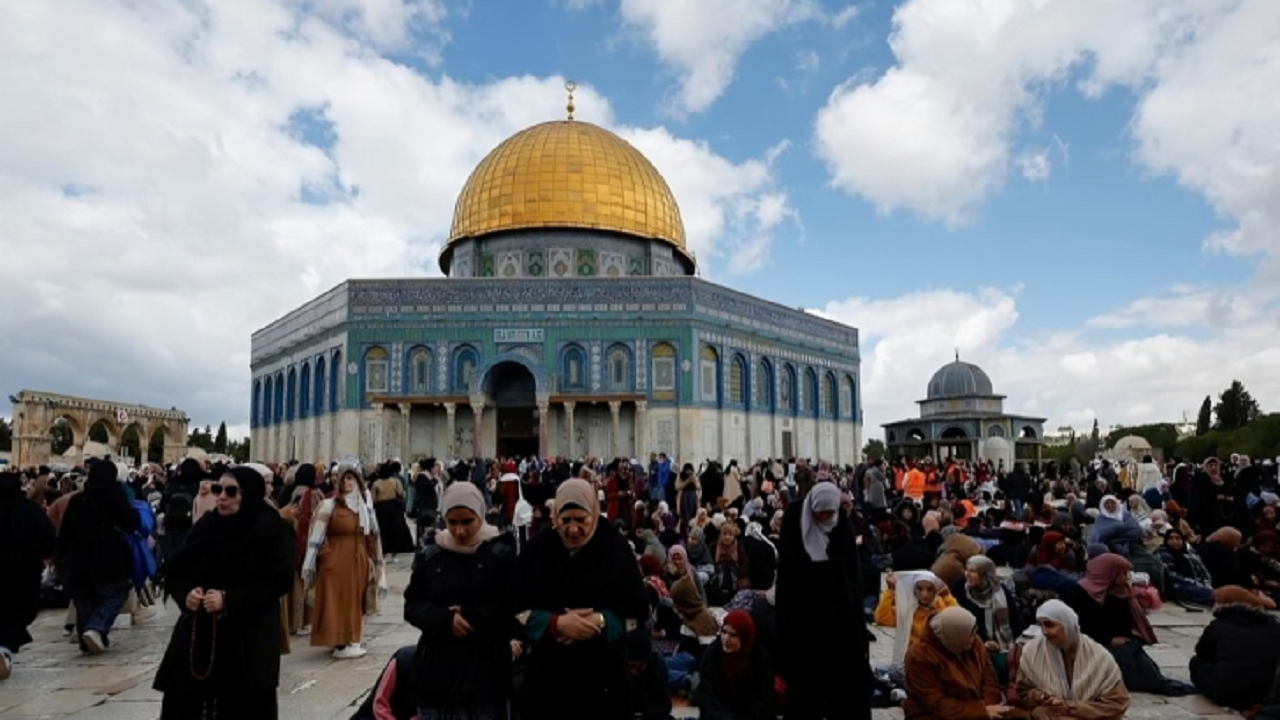 فلسطینیان نماز عید فطر را در مسجد الاقصی اقامه کردند+ فیلم