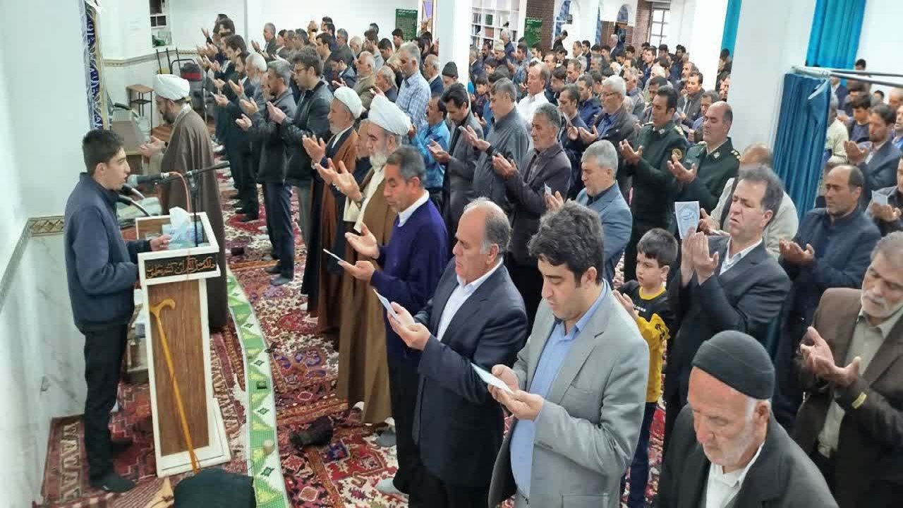 اقامه نماز عید سعید فطر به شکرانه یک ماه بندگی در شهر کلوانق + فیلم و تصاویر