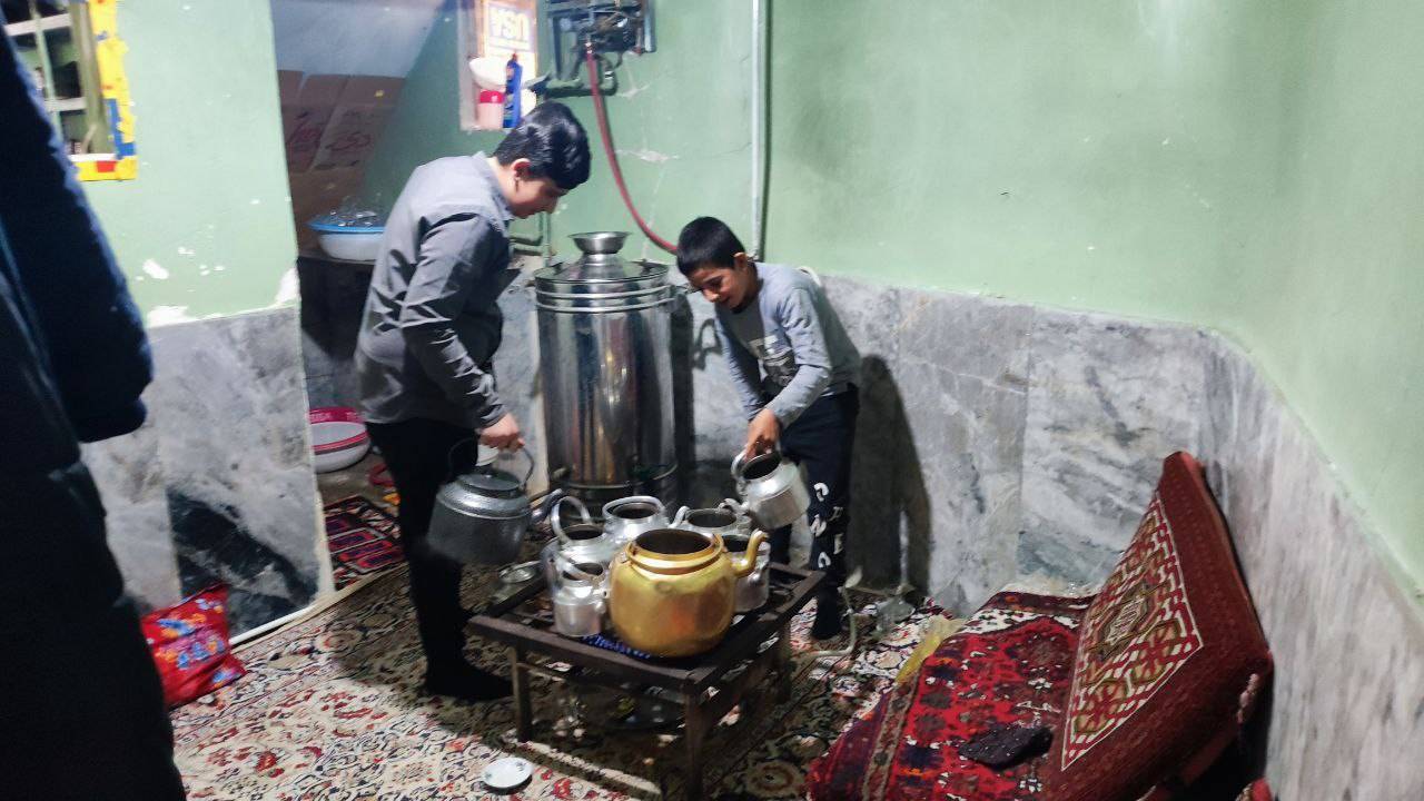 نمایی از برپایی نماز جماعت در روستای توآباد نمایی از برپایی نماز جماعت در روستای توآباد