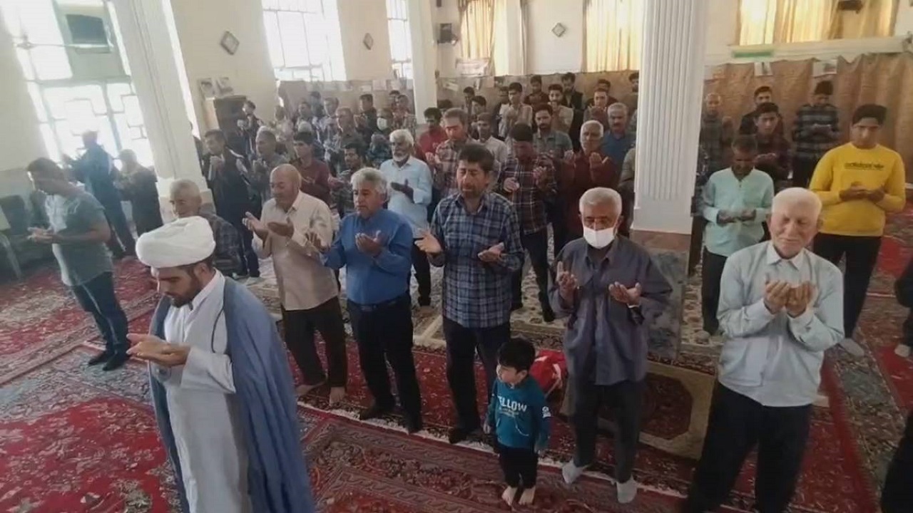 بندگی و تقرب نمازگزاران روستای موردستان در روز عید سعید فطر + فیلم