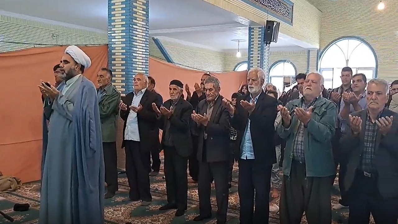 مردم روستای طائمه نماز عید فطر را در مسجد صاحب الزمان (عج) اقامه کردند + فیلم