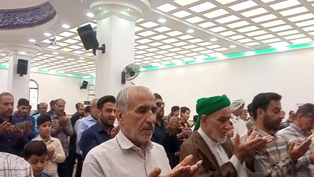 اجتماع اهالی روستای گنخک شیخی در صف نماز عید فطر + فیلم