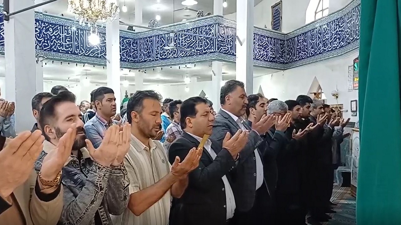 اقامه نماز عید بندگی توسط مردم روستای همدانک به شکرانه یک ماه روزه داری + فیلم
