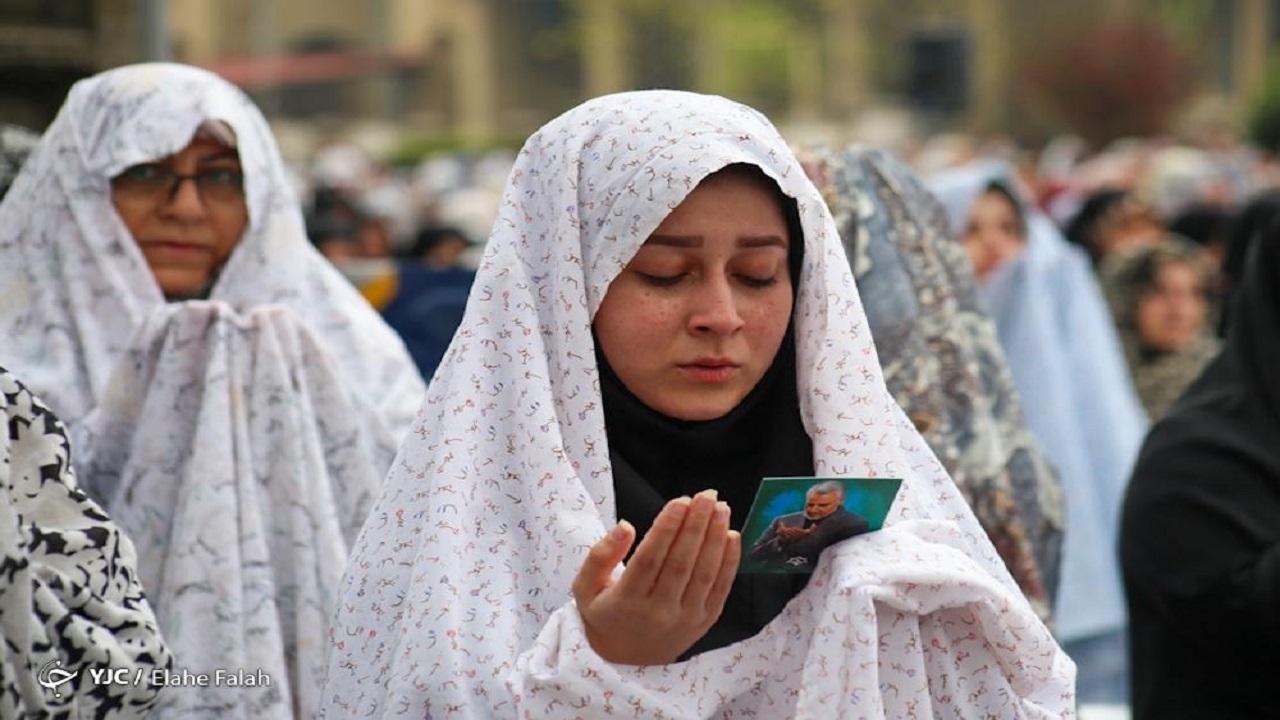 ایستادن مردم بخش بندپی بابل در صف نماز عید سعید فطر + فیلم