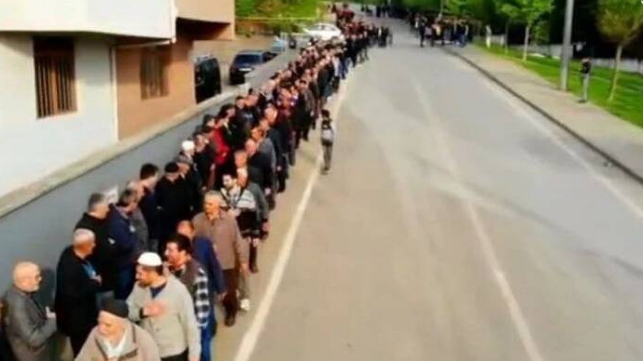 صف یک کیلومتری تبریک عید در شهر بورسای ترکیه + فیلم