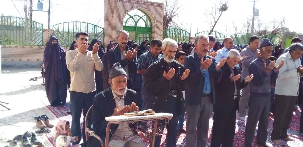 اقامه نماز عید سعید فطر در روستای کمال آباد