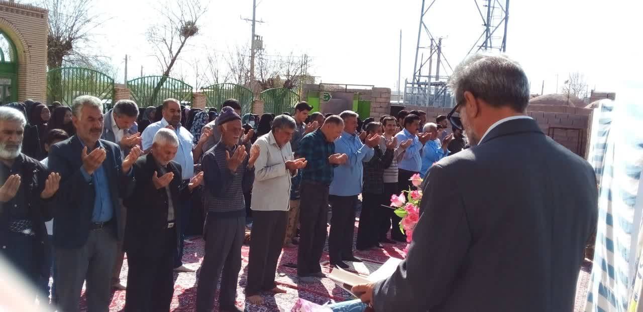 اقامه نماز بندگی در روستای کمال آباد