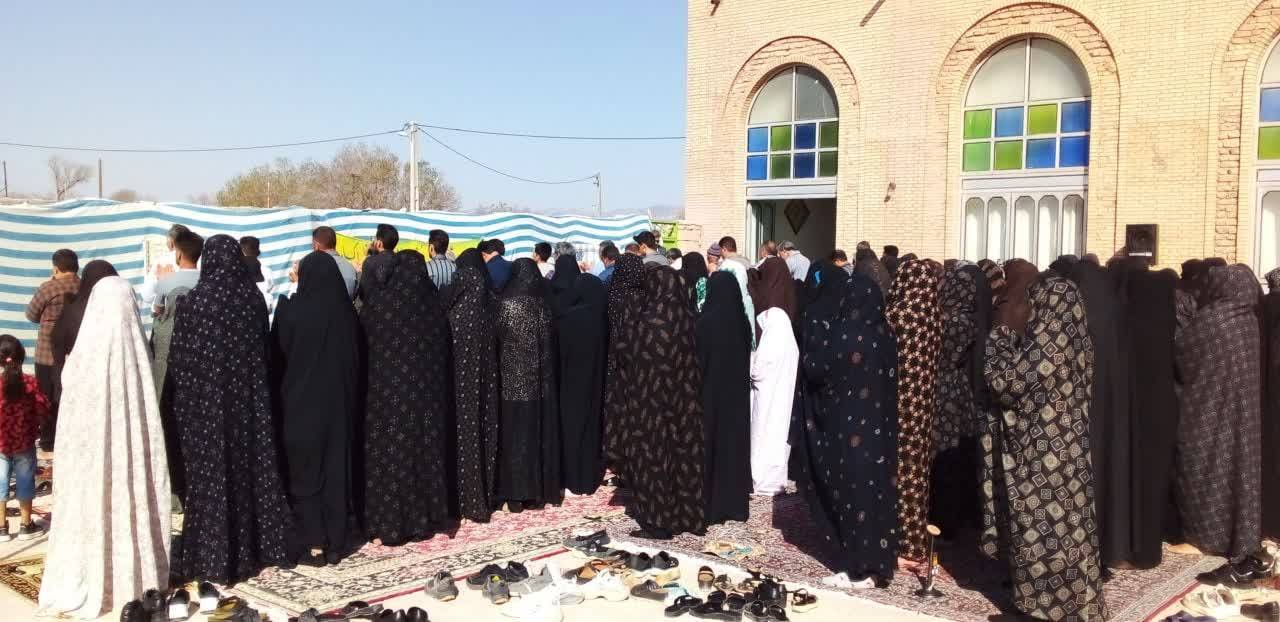 اقامه نماز عید سعید فطر در روستای کمال آباد